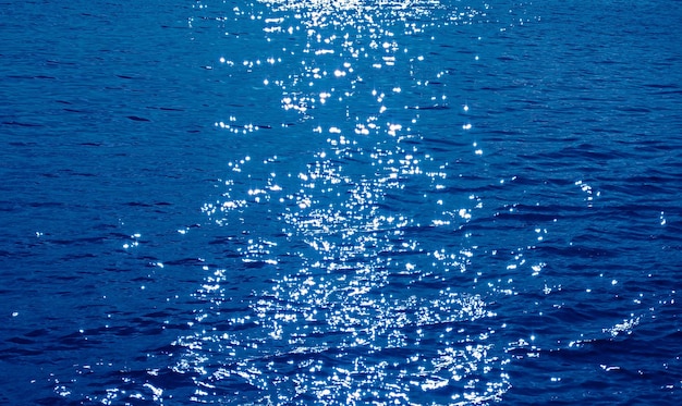 Superficie de agua con gas de color azul cobalto de estilo pop art con las ondas del mar