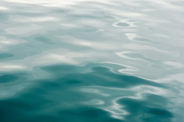 Superficie de agua de mar azul en enfoque cercano, suave