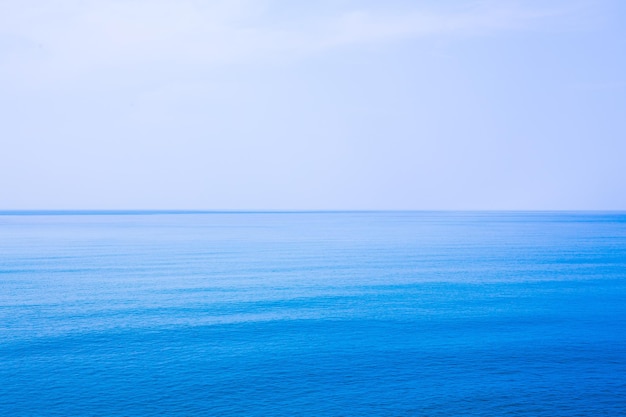 Superficie de agua de mar azul para fondo con espacio de copia