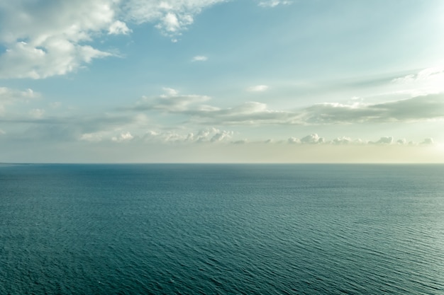 Superficie del agua de mar iluminada por la luz del atardecer