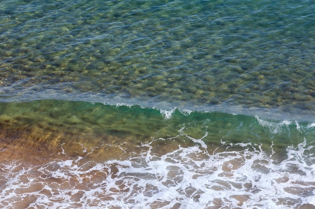 Superficie de agua de mar límpida. Vista desde arriba. Fondo de naturaleza.