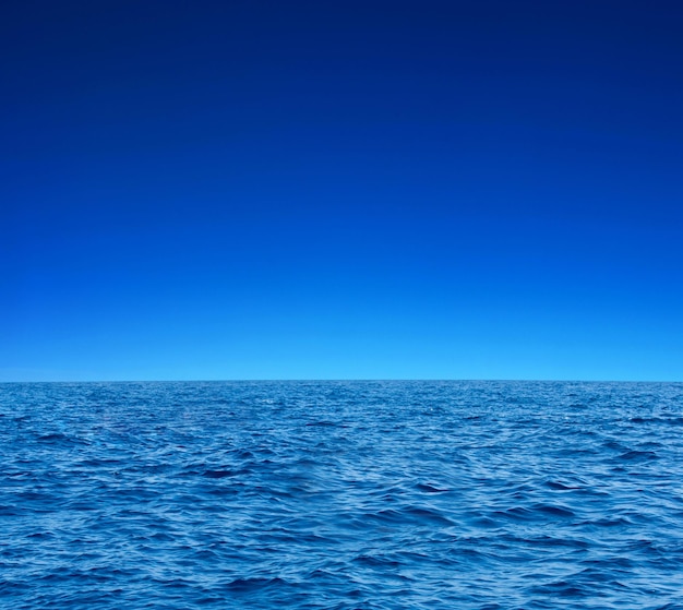 Foto superficie de agua de mar soleado azul