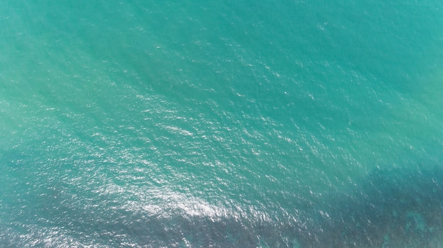 Superficie de agua de mar tropical para el fondo y el diseño de verano