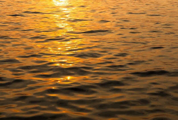 Superficie del agua y ola al atardecer como material de fondo