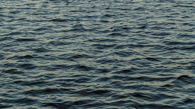 Superficie del agua sin olas en la textura del río. Fotografía horizontal