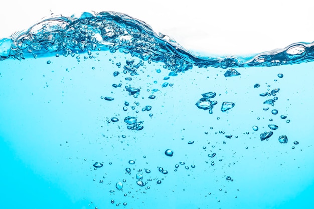 Superficie del agua con ondulación y burbujas flotando sobre fondo blanco.