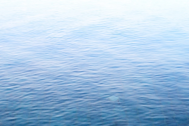 Foto superficie del agua de la piscina