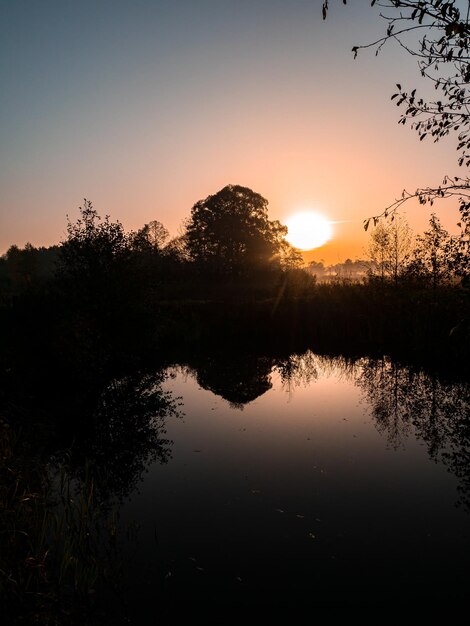 La superficie del agua del río y el amanecer.