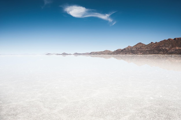 Superficie de agua del Salar de Uyuni. Altiplano, Bolivia