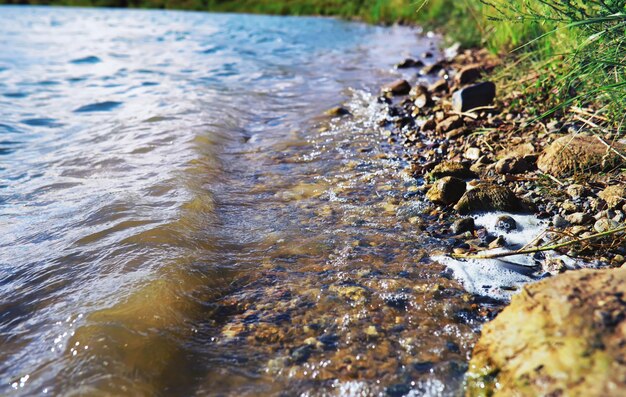 Foto superficie del agua. la textura del agua. olas en el lago cuando hace viento.