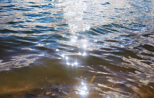 Superficie del agua La textura del agua Olas en el lago cuando hace viento