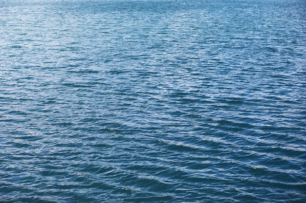 Superficie del agua La textura del agua Olas en el lago cuando hace viento