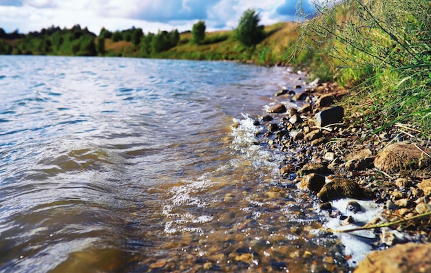 Superficie del agua La textura del agua Olas en el lago cuando hace viento