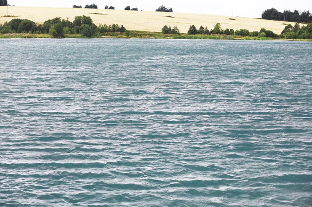 Superficie del agua La textura del agua Olas en el lago cuando hace viento