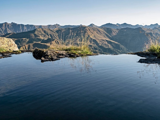 Superficie de agua tranquila del lago en el fondo de las montañas