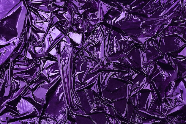 Superfície amassada brilhante de folha violeta para pano de fundo texturizado para seu projeto