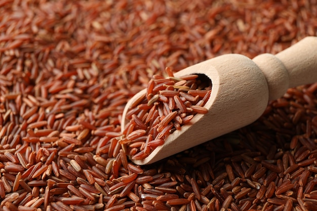 Superficie de arroz y cuchara de madera