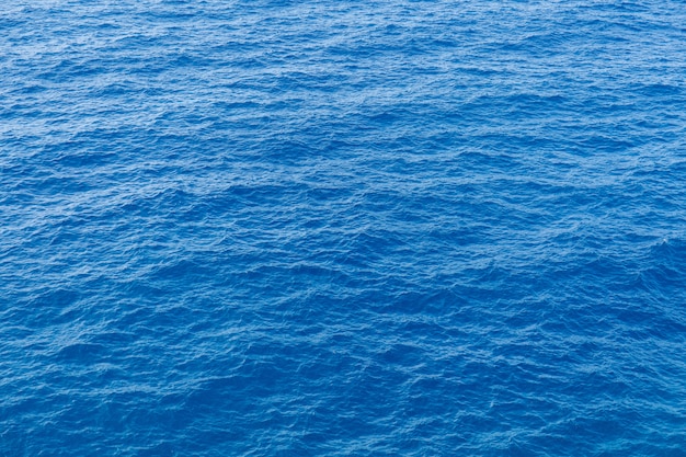 Superfície azul do mar com vista aérea de ondas