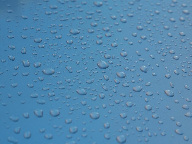 una superficie azul con gotas de agua en ella