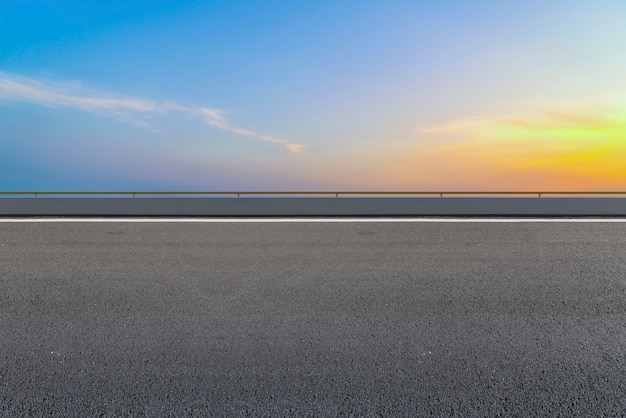 Foto superficie de la carretera y cielo paisaje de nubes