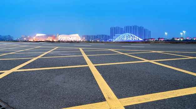 Superficie de la carretera y horizonte arquitectónico urbano del paisaje