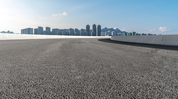 Superficie de la carretera y horizonte arquitectónico urbano del paisaje