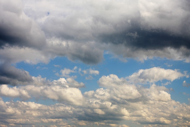 Superficie del cielo azul con nubes blancas