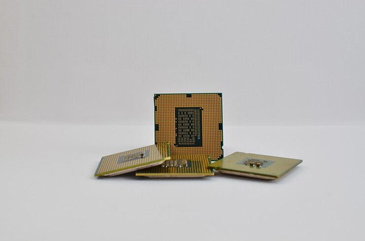 Foto superficie clara que resalta el primer plano de un procesador informático avanzado que representa el mundo tecnológico