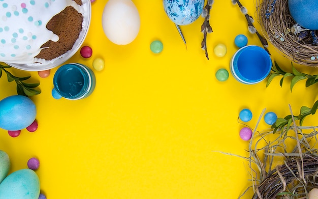 Superfície colorida com ovos de páscoa em amarelo. pode ser usado como pôster, superfície, cartão de férias