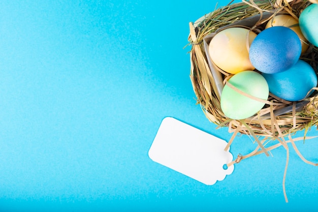 Superficie colorida con huevos de Pascua en superficie azul