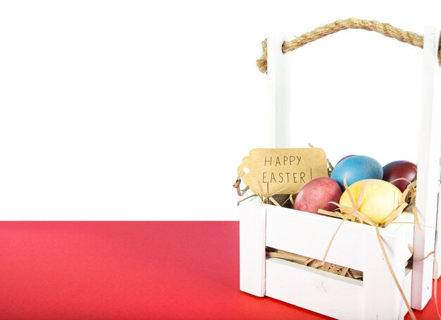 Superficie colorida con huevos de Pascua en superficie roja y blanca