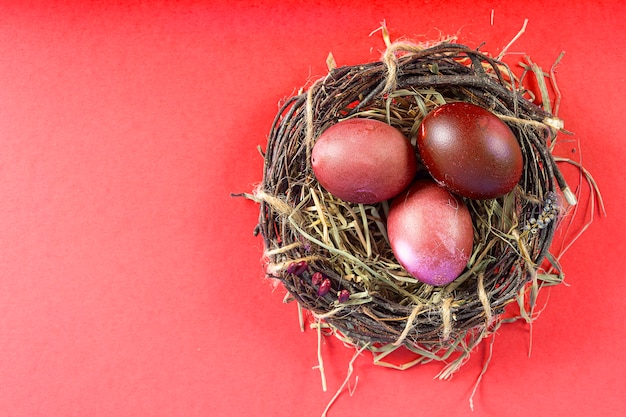 Superficie colorida con huevos de Pascua en superficie roja