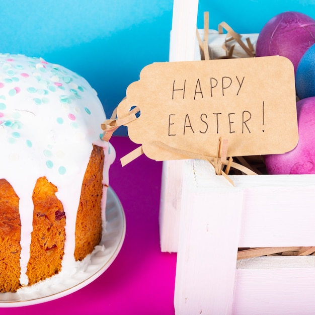 Superficie colorida con huevos de Pascua en superficie rosa y azul