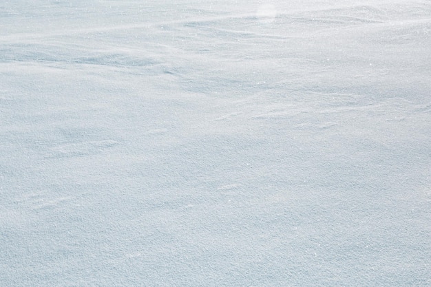 Superfície congelada do fundo nevado azul branco da textura natural da neve