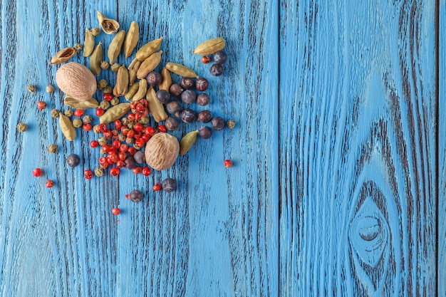 Superfície culinária com especiarias na mesa de madeira