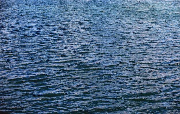 Superfície da água A textura da água Ondas no lago em tempo ventoso