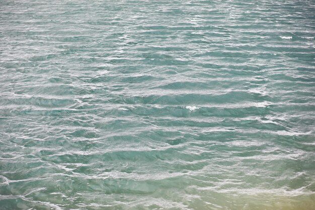 Superfície da água a textura da água ondas no lago em tempo ventoso