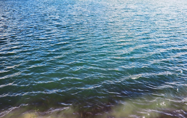 Superfície da água a textura da água ondas no lago em tempo ventoso