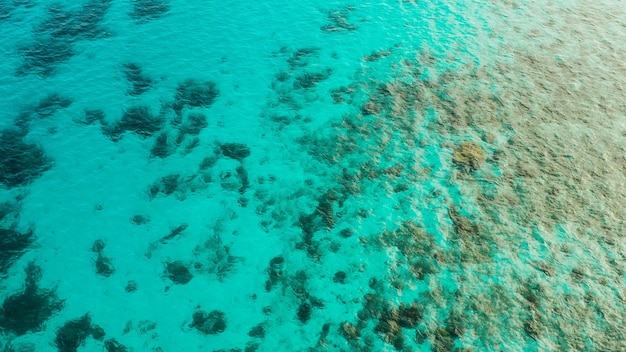 Superfície da água do mar no espaço da cópia da lagoa para a vista superior do texto, superfície transparente da água do oceano turquesa b