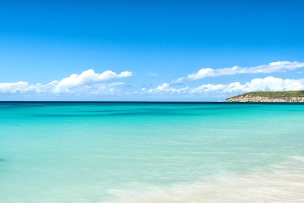 Superfície da água do mar ou oceano em St Johns, Antígua em dia ensolarado no fundo do céu azul nublado. Férias de verão no Caribe. Natureza, beleza, paraíso, tranquilidade, infinito, conceito de liberdade.