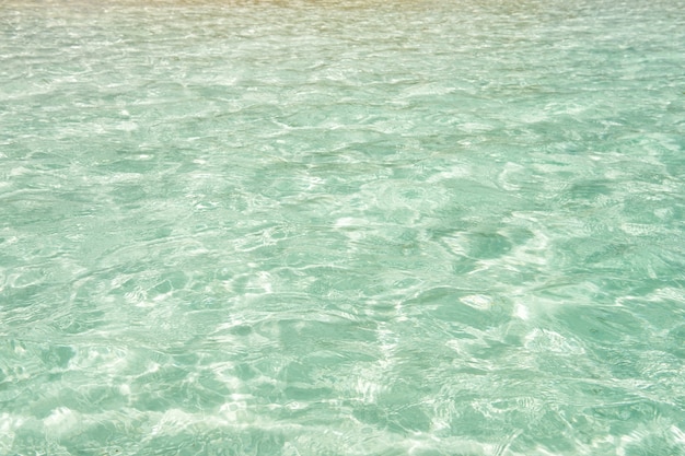 Superfície da água do mar ou oceano em um fundo cristalino na Costa Maya, México. Conceito de meio ambiente e ecologia. Frescura e pureza. Férias e feriados de verão. Viagem e aventura