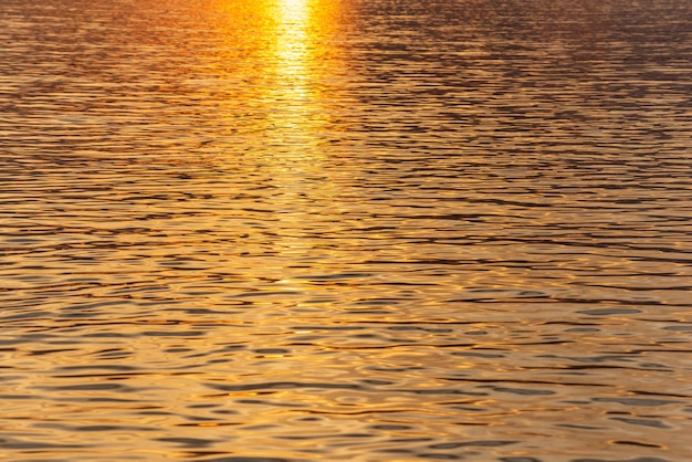 Superfície da água do rio Reno entre a Alemanha e a França ao pôr do sol