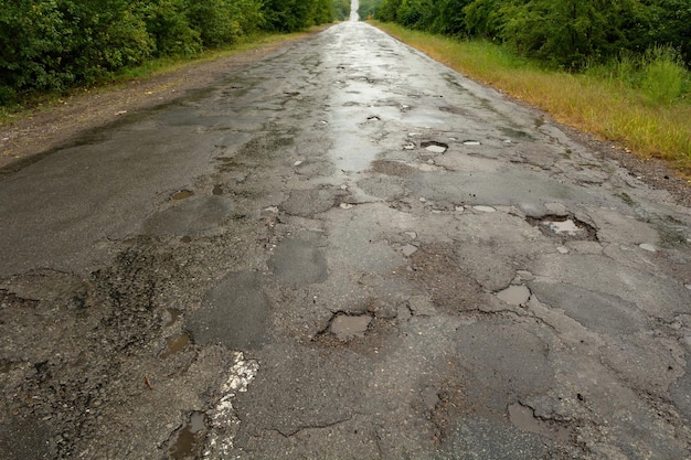 Superfície da estrada muito ruim Buracos na estrada