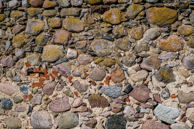 Superfície da parede velha de pedras enormes de um edifício antigo destruído