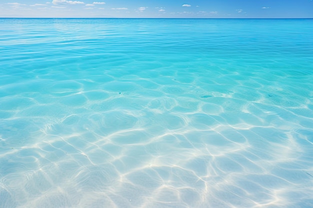 Superfície de água azul clara como cena de fundo de água de praia tropical