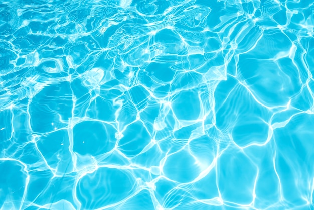 Foto superfície de água azul e brilhante e ondulação com reflexão solar na piscina