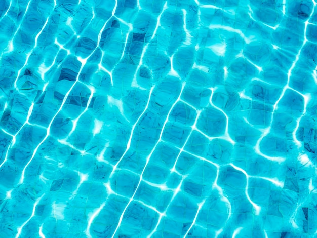 Superfície de água azul limpa e clara com onda de movimento brilhando com a luz no fundo da piscina Espaço em branco vazio para o conceito de férias de férias de fundo de verão