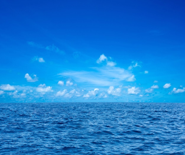 Superfície de água do mar azul ensolarado