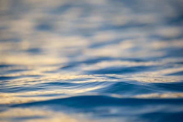 Superfície de closeup seascape de água do mar azul com pequenas ondas ondulantes.