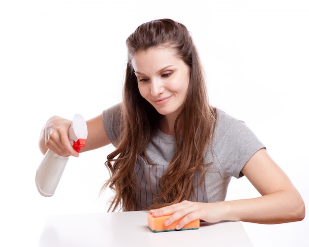 Superfície de limpeza de mulher na cozinha